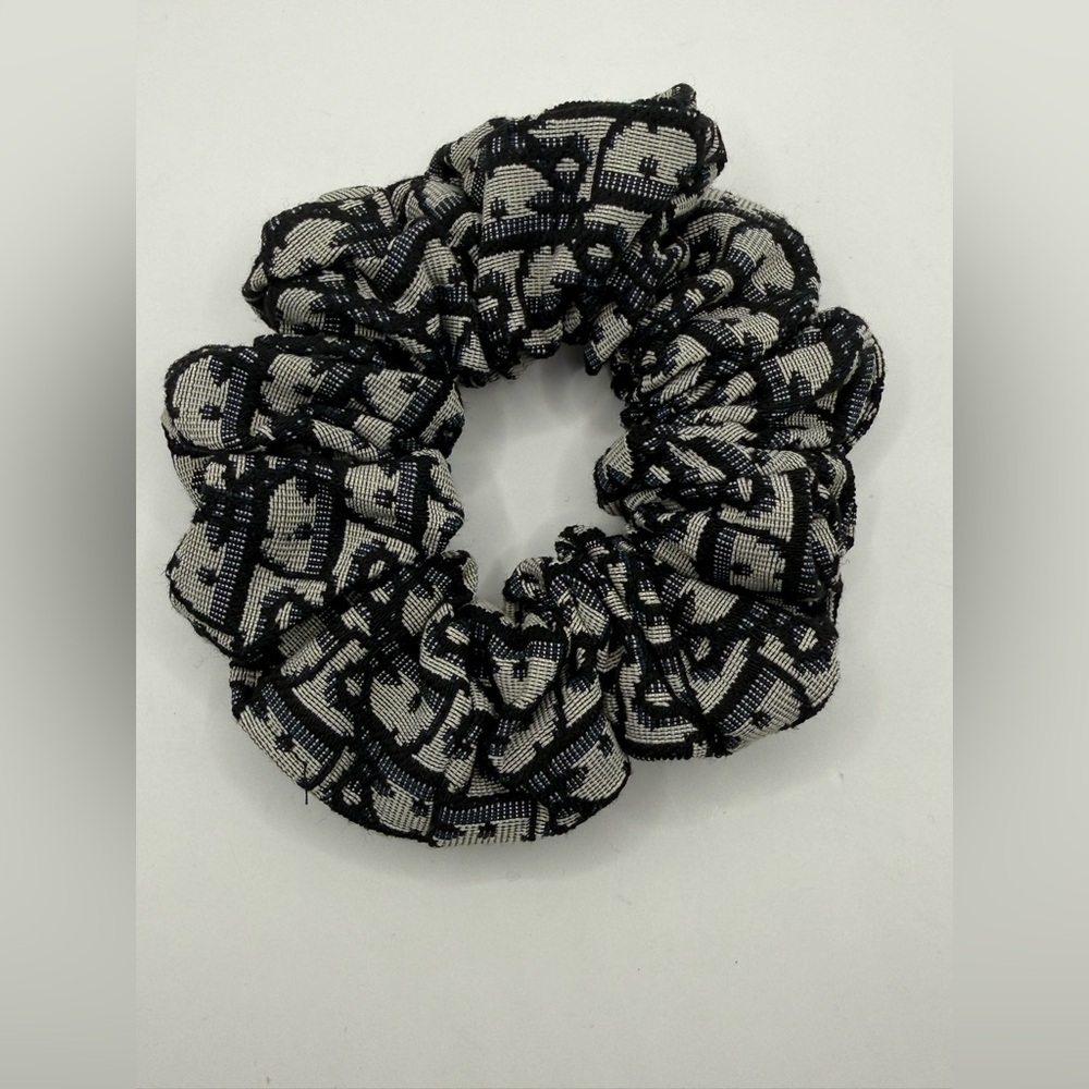 Luxury Di OR hair tie ponytail scrunchie black and off-white/grey monogram NEW